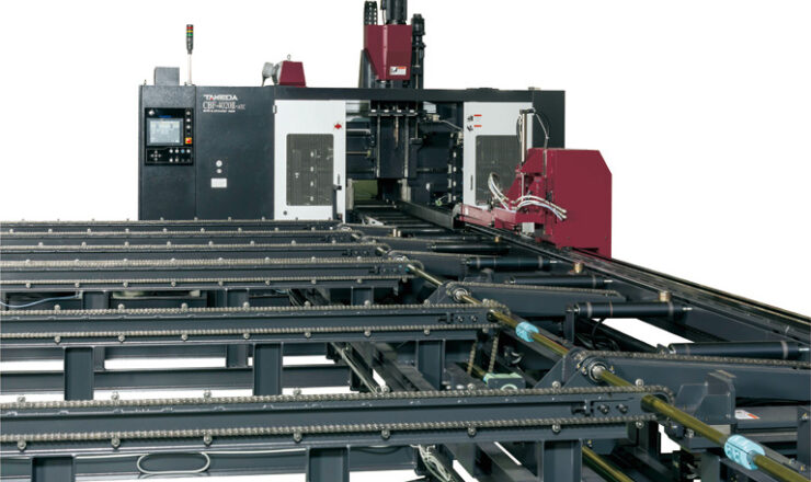 タケダ機械株式会社の形鋼加工機「CBF-4020Ⅱ-M」。自動測長、超硬ドリル対応高速スピンドル、ATCを備え、H形鋼最大400×200mmの孔あけ・切断を行う複合加工機。