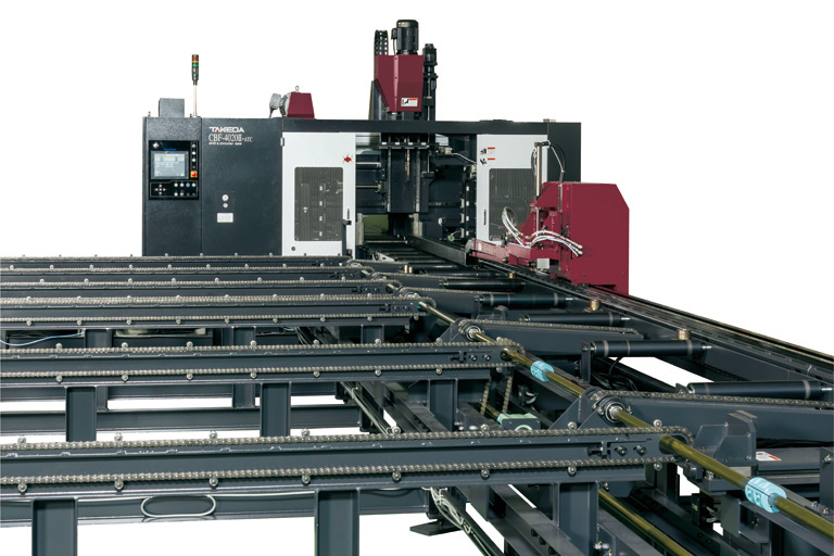 タケダ機械株式会社の形鋼加工機「CBF-4020Ⅱ-M」。自動測長、超硬ドリル対応高速スピンドル、ATCを備え、H形鋼最大400×200mmの孔あけ・切断を行う複合加工機。